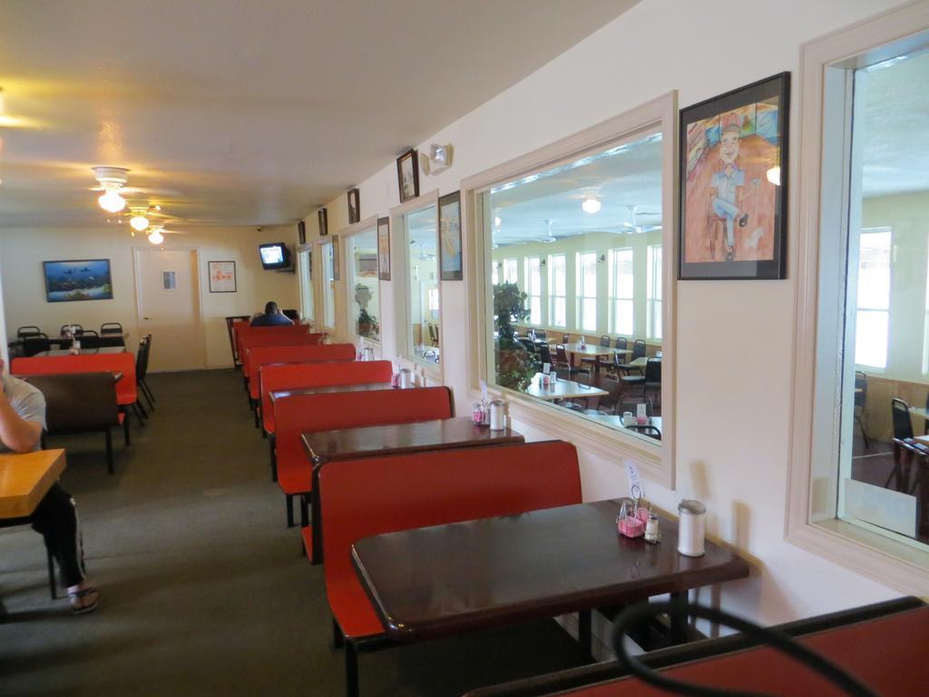 White Sands Inn, Marina, Bar & Grill 포트 이사벨 외부 사진